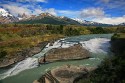 Chile, Cascada Paine mit den Torres