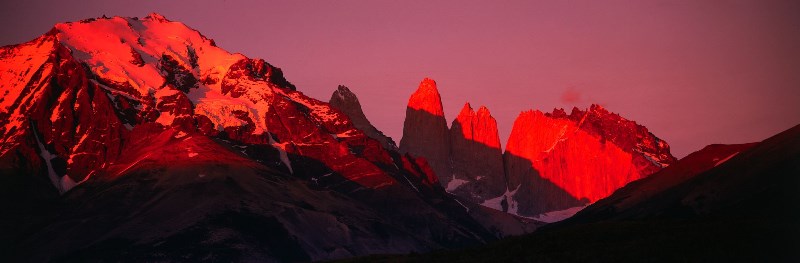 Chile, Patagonien, Torres del Paine Massiv im Morgenlicht